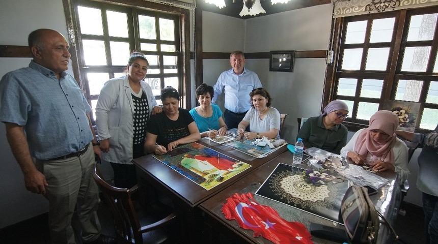 Kadın K&uuml;lt&uuml;r ve sanat merkezinde kağıt r&ouml;lyef kursu