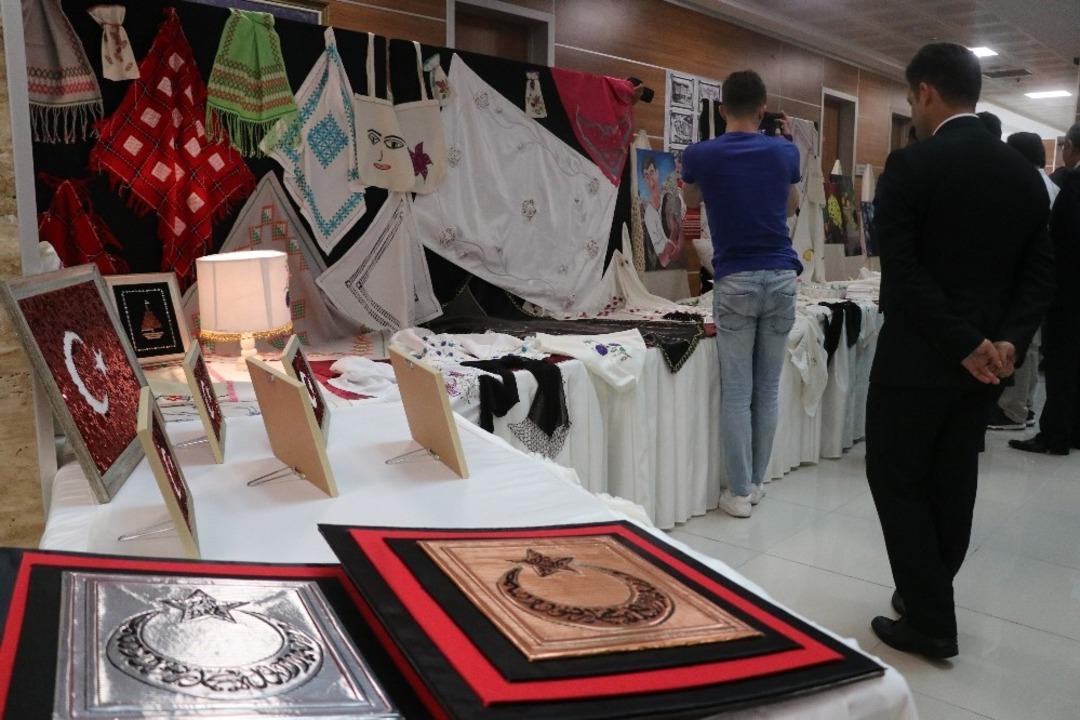 Bolu&rsquo;da tutuklu ve h&uuml;k&uuml;ml&uuml;lerin el emeği &uuml;r&uuml;nleri sergilendi