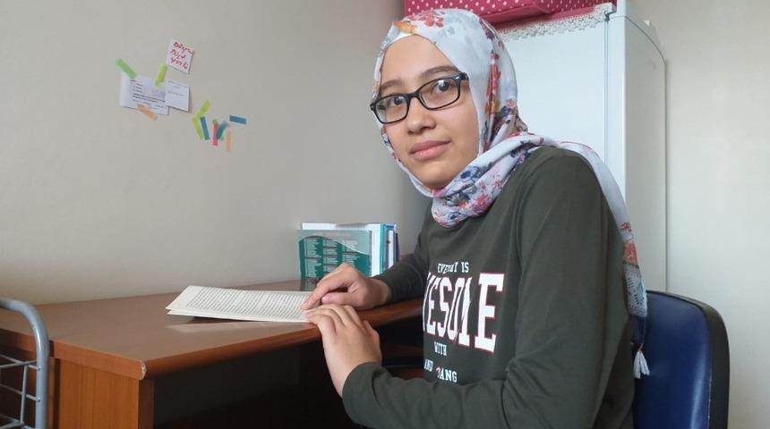 LGS birincisi Zeynep, başarıya yanlış yaptığı soruların &uuml;zerine giderek ulaşmış