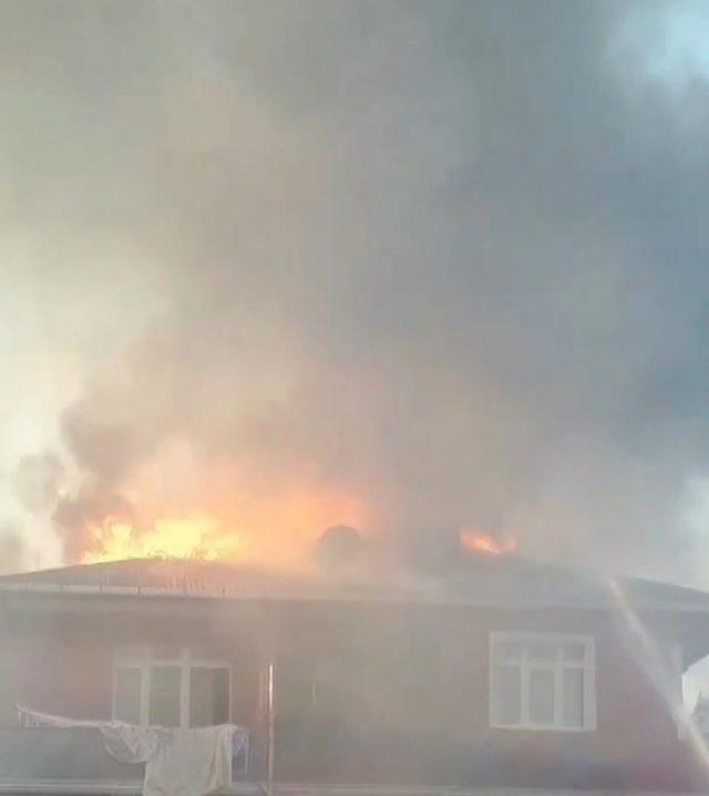Sultanbeyli'de iki binanın çatısı alev alev yandı