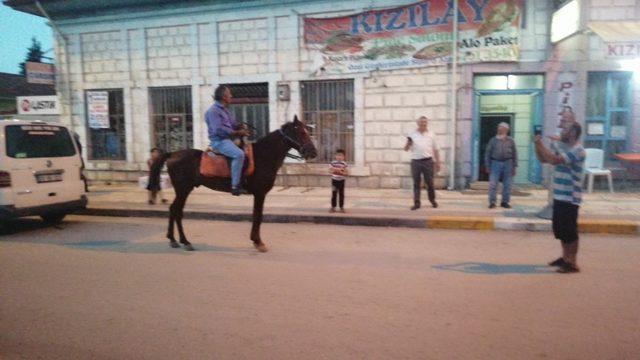 İlçede atıyla sokakları turlayan adam görenleri şaşırtıyor