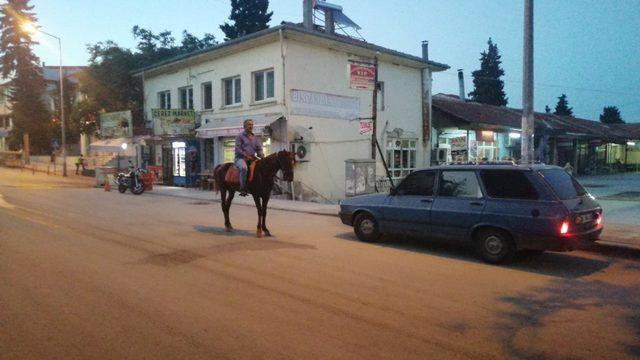 İlçede atıyla sokakları turlayan adam görenleri şaşırtıyor