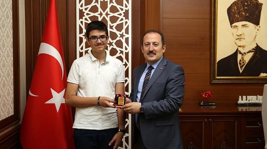 Vali Pehlivan, LGS birincisi G&ouml;ktuğ Semih İstek&rsquo;i kutladı ve &ouml;d&uuml;llendirdi