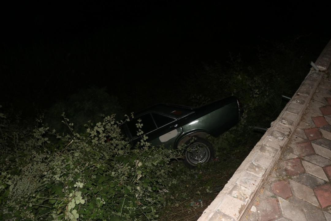 Otomobil sahili aşıp dereye u&ccedil;tu