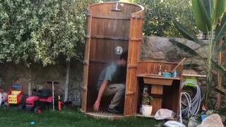 Aşırı sıcak Alp Kırşan'ı kıyafetiyle duşa soktu!