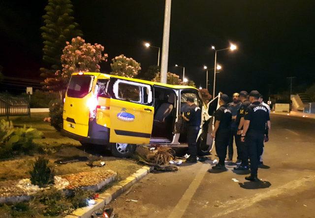 Tur midibüsüyle minibüs taksi çarpıştı: 1 ölü, 7 yaralı