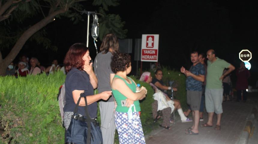 B&uuml;y&uuml;k panik! Hastalar bah&ccedil;eye tahliye edildi!