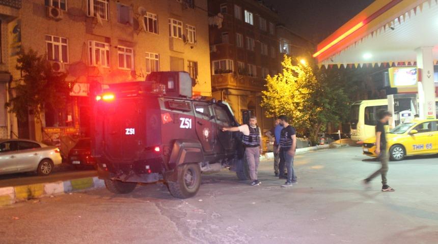 Sultangazi'de silahlı soygun! Dikkat dağıtmak i&ccedil;in bu y&ouml;ntemi kullandılar!