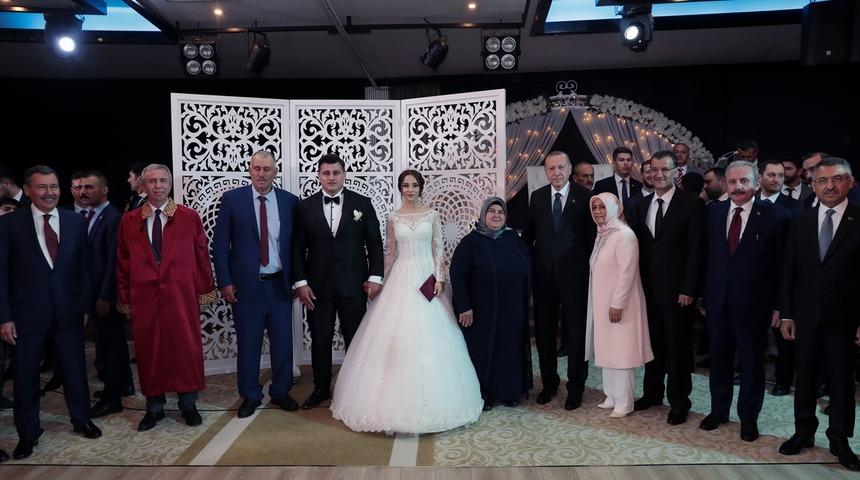 Milli g&uuml;reş&ccedil;i Rıza Kayaalp evlendi! Cumhurbaşkanı Erdoğan, Mansur Yavaş ve Melih G&ouml;k&ccedil;ek aynı kareye girdi