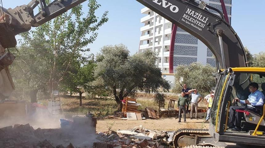 Başkan Özcan önce kepçe kullandı sonra yolu açtı