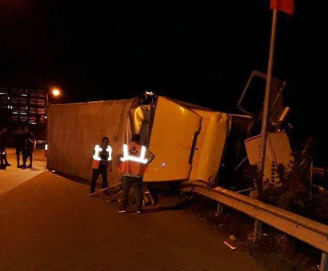 TEM'de TIR devrildi; sürücü yaralandı