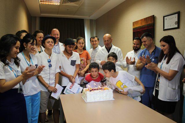 Karaciğer nakilli çocuklar karne sevinçlerini doktorlarıyla paylaştı