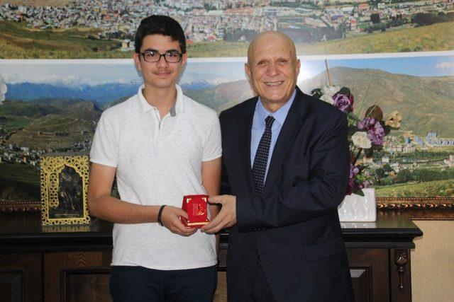 Başkan Pekmezci Türkiye birincisini ödüllendirildi