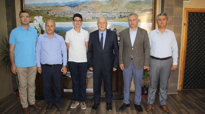 Başkan Pekmezci T&uuml;rkiye birincisini &ouml;d&uuml;llendirildi