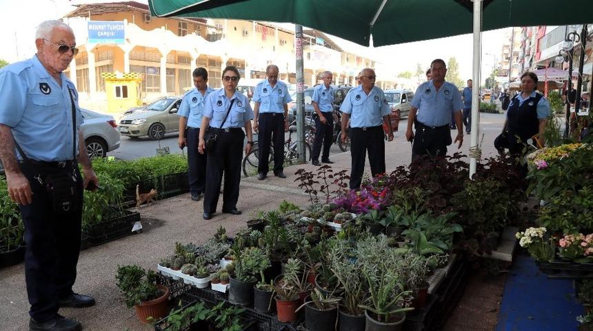 Akdeniz zabıtası, kaldırım işgallerine karşı denetimlerini artırdı