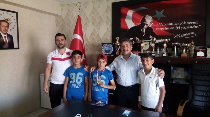 Ağrılı minik tenisçi şampiyon oldu