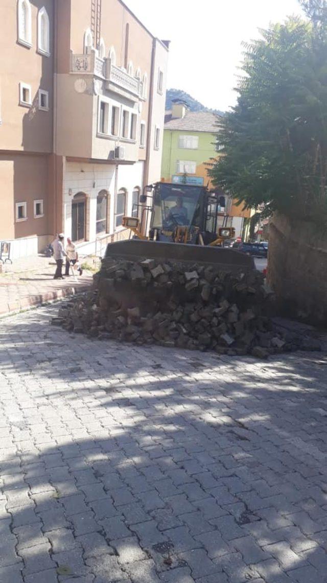 Tosya’da bozulan yollara yeniden parke döşeniyor