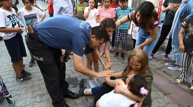 Sultangazi'de otomobilin çarptığı küçük kız: Annemi istiyorum