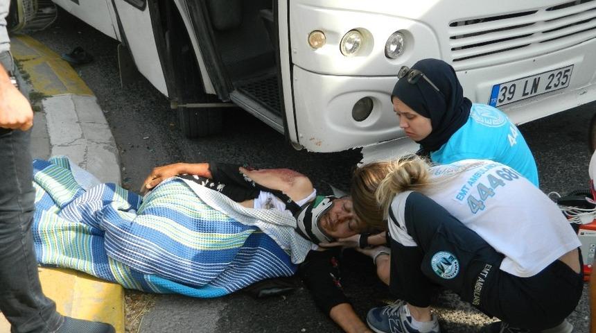 İş&ccedil;i servisi motosiklete &ccedil;arptı: 1 &ouml;l&uuml;