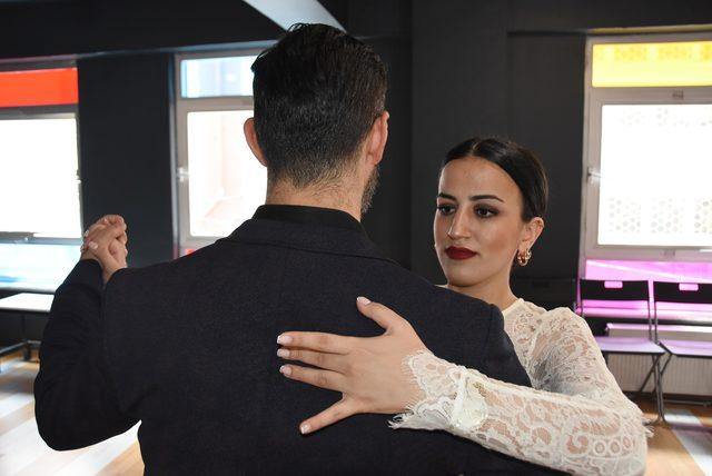 Derya, protezleriyle tango ve vals yapıyor