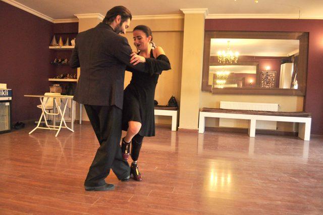 Derya, protezleriyle tango ve vals yapıyor