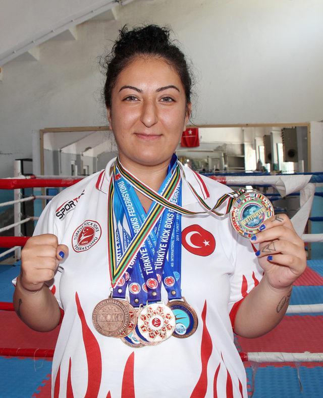 Kick boksçu Gökçe Nur, dünya ikincisi