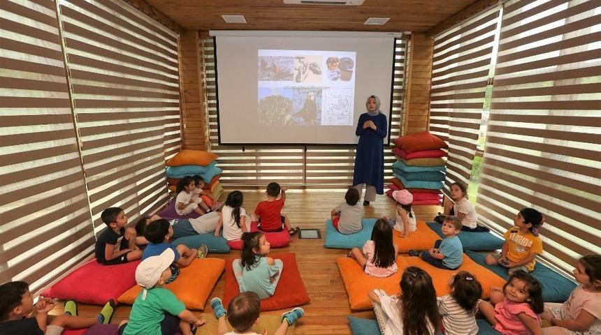 Minik dedektifler botanik bah&ccedil;esinde keşfe &ccedil;ıktı