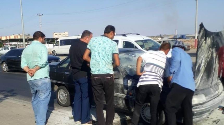 Trafik ışığında duran otomobil alev aldı