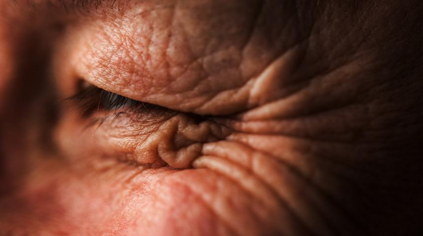 Kırışıklıkların &ouml;n&uuml;ne ge&ccedil;meniz i&ccedil;in bilmeniz gereken 4 t&uuml;yo 