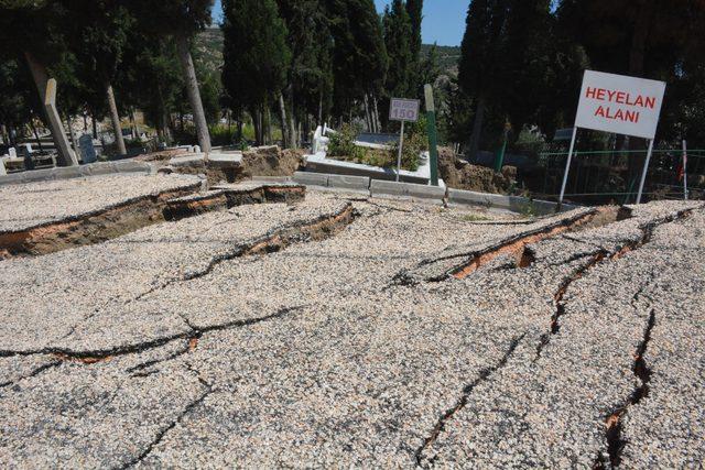 Bilecik'te heyelan nedeniyle mezarlar çöktü