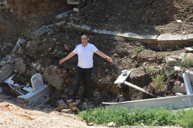 Bilecik'te heyelan nedeniyle mezarlar çöktü