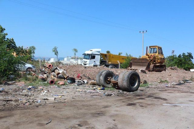 Toprak döküp yol kapatan esnafa belediye’den cevap