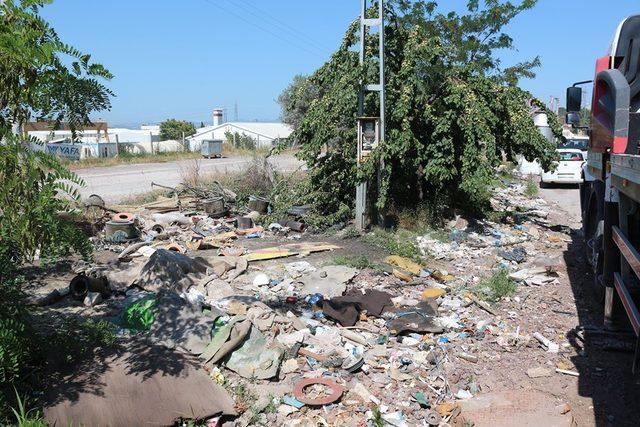 Toprak döküp yol kapatan esnafa belediye’den cevap