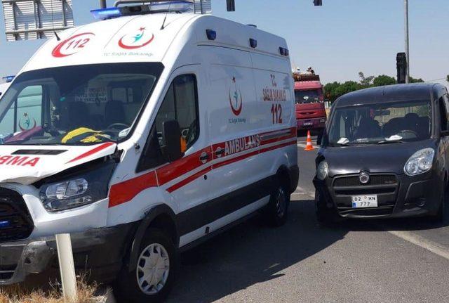 Adıyaman'da hafif ticari araçla ambulans çarpıştı: 4 yaralı