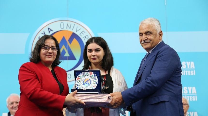 Avrasya Üniversitesi dereceye giren öğrencilere 30 cumhuriyet altını dağıttı