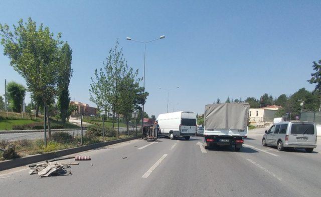 Kontrolden çıkıp devrilen at arabası trafiği birbirine kattı