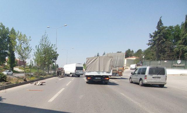 Kontrolden çıkıp devrilen at arabası trafiği birbirine kattı