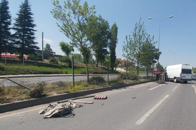 Kontrolden çıkıp devrilen at arabası trafiği birbirine kattı