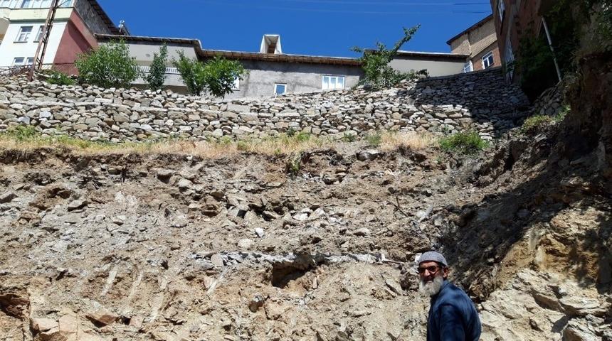Mahalle sakinleri yıkılan istinat duvarının yapılmasını istiyor