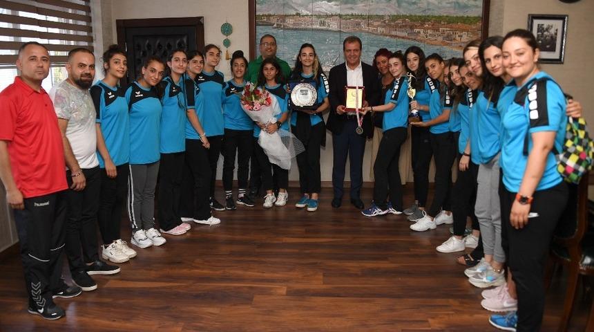 2. Lige çıkan Büyükşehir Hentbol kursiyerleri, sevinçlerini Seçer ile paylaştı