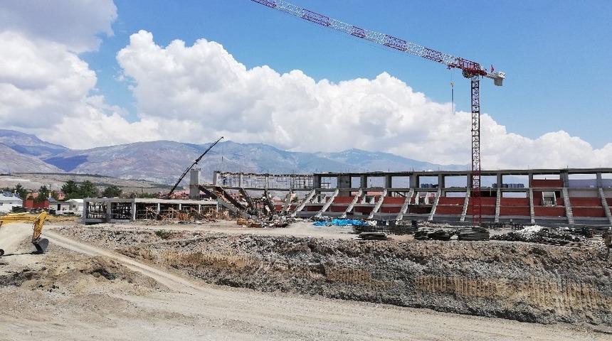 Stadyum inşaatında &ccedil;alışan iş&ccedil;i 4 metreden yere d&uuml;şt&uuml;