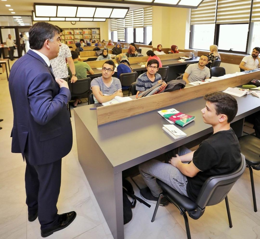 Başkan Fadıloğlu, &ouml;ğrencilerle bir araya geldi