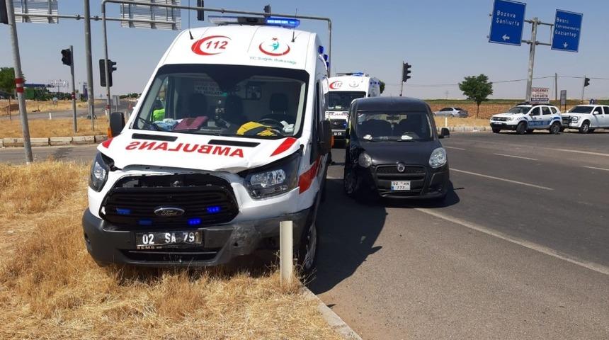 Ambulans ile hafif ticari ara&ccedil; &ccedil;arpıştı: 2 yaralı