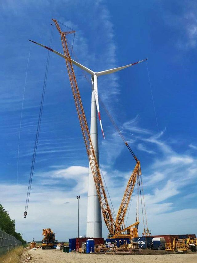 Adygea Rüzgar Enerjisi Santrali’nin ilk rüzgar türbininin montajı tamamlandı