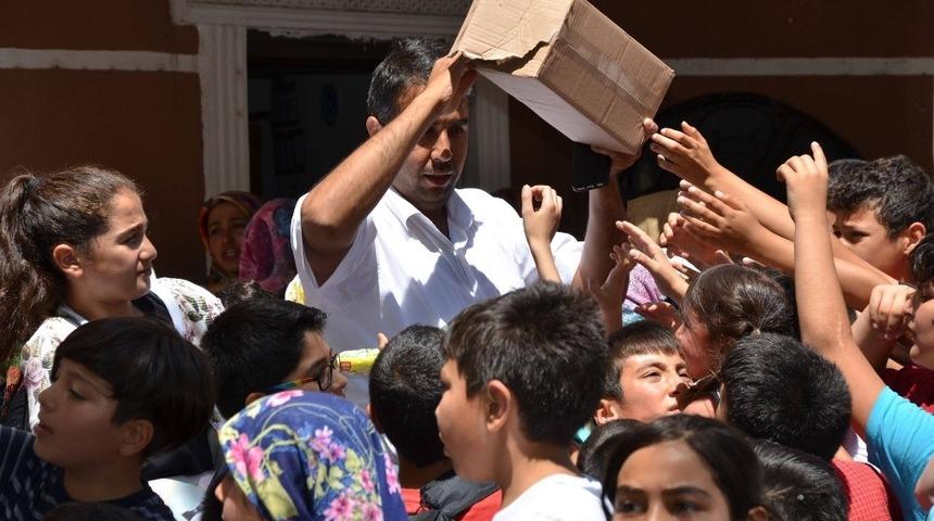 Muhtardan Kuran Kursu öğrencilerine dondurma ikramı