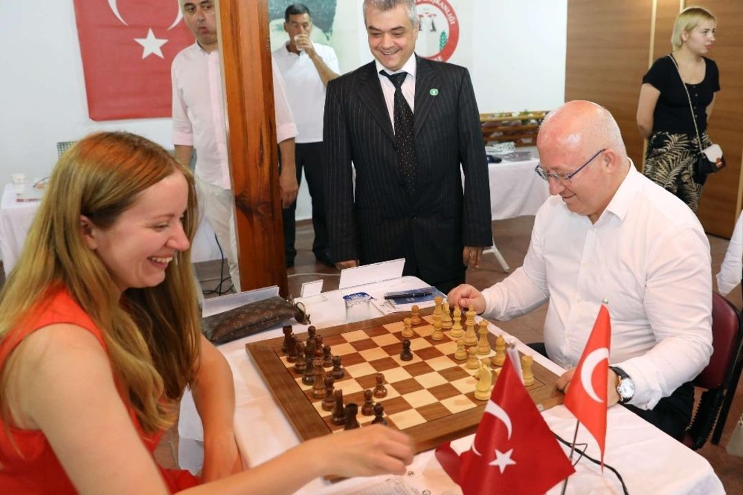 Satran&ccedil; Sporcuları Zeybek Oynadı