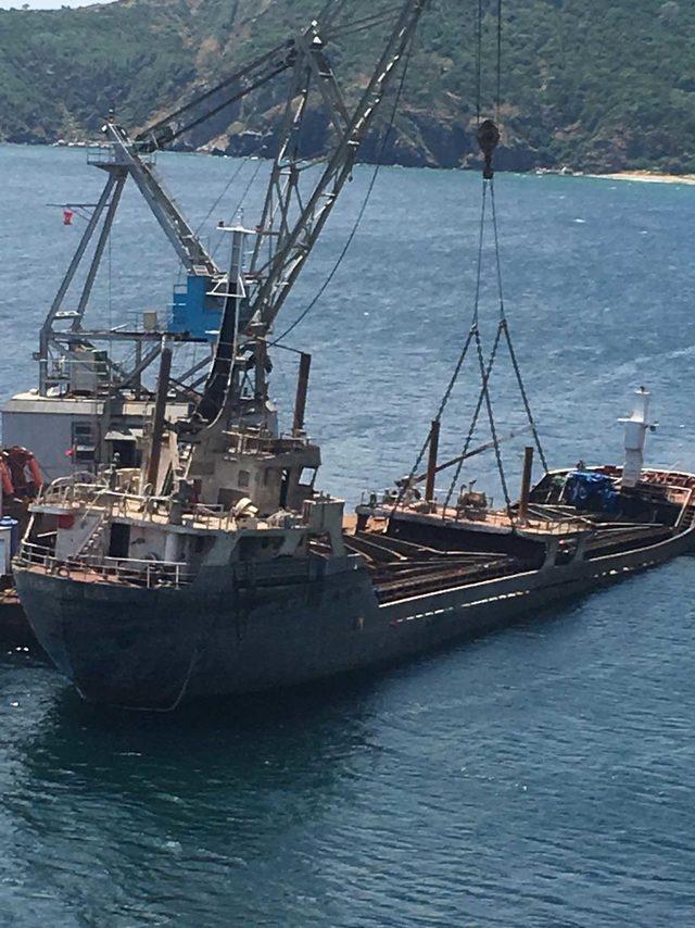 Marmara Adası açığında gemi, ekipler tarafından çıkarıldı