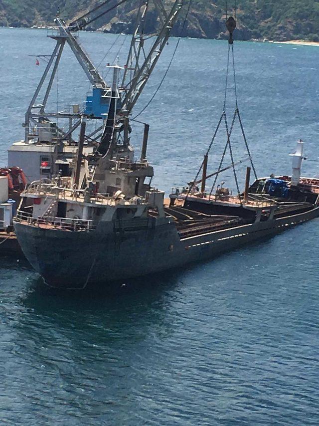Marmara Adası açığında gemi, ekipler tarafından çıkarıldı