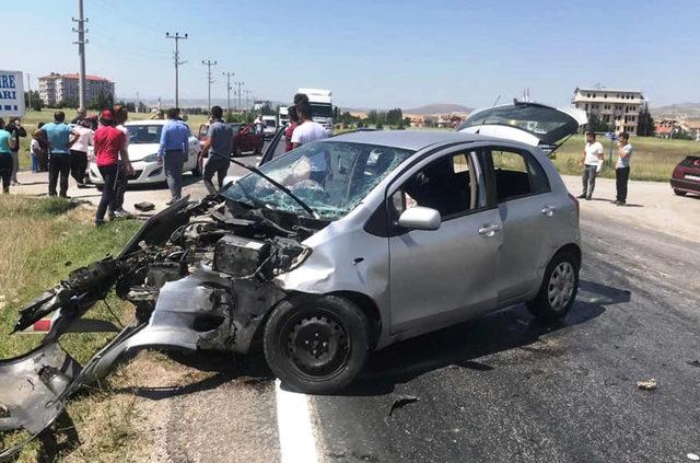 Çubuk'ta ambulans ile otomobil çarpıştı: 6 yaralı