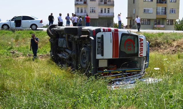 Çubuk'ta ambulans ile otomobil çarpıştı: 6 yaralı